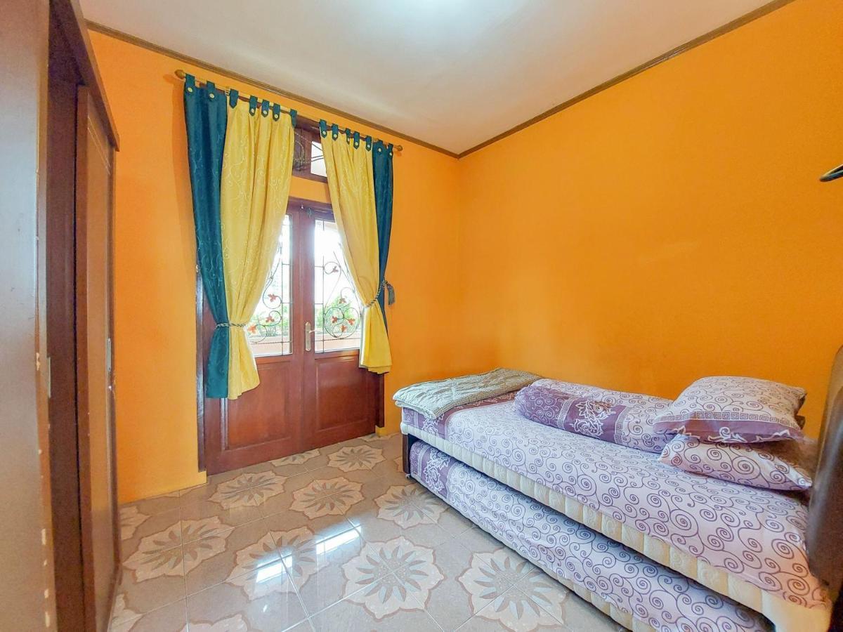 Villa Samsu By Puncak Holiday Cianjur Exterior foto
